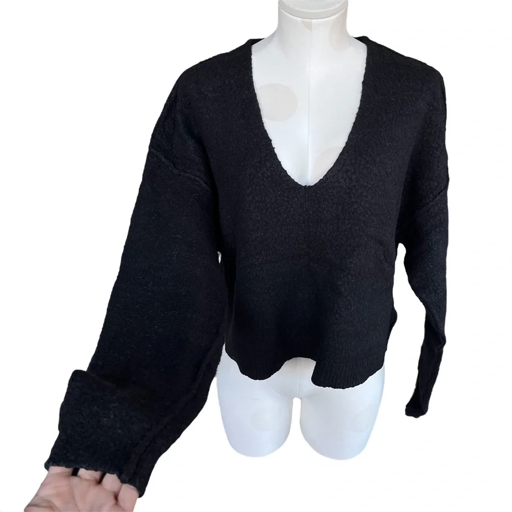 Free people black v neck sweater cropped XSmall